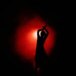 Ballarina davant una llum vermella. / Pexels